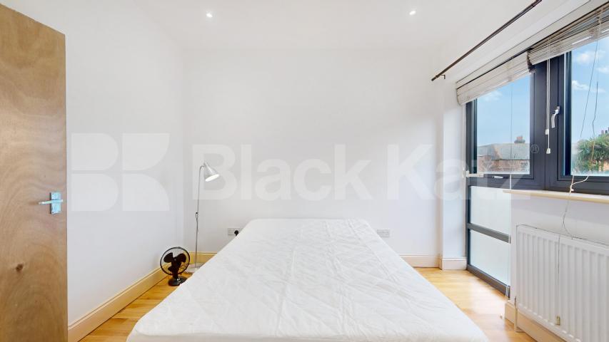 Modern & Spacious 1 bedroom property with communal Terrace Myddleton Road, Bounds Green